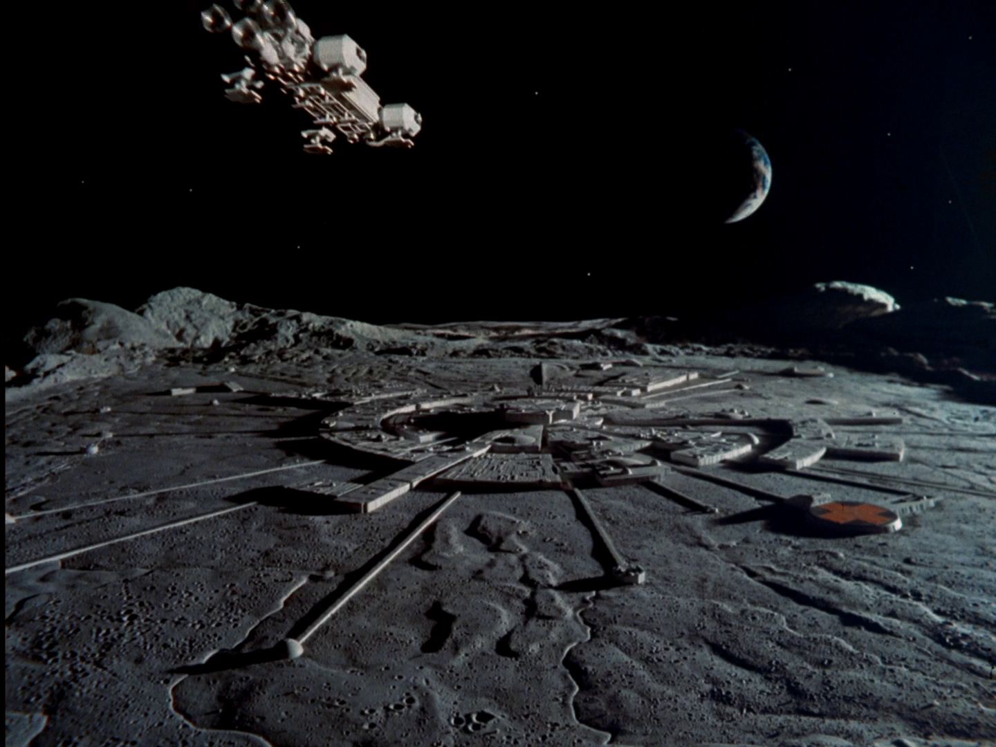 На луне были города. Колонизация Луны. Moonbase Alpha. Космическая станция на Луне. Поселение на Луне.